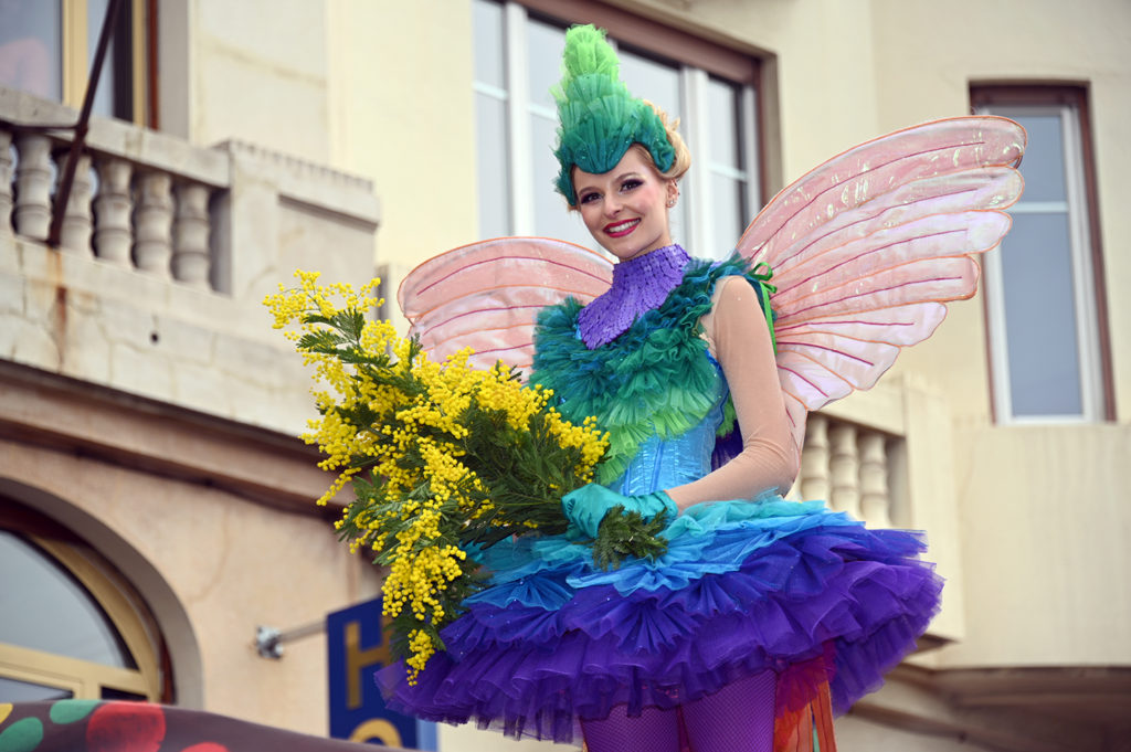 Pluies de fleurs et de rubans pour l'ouverture du Carnaval de Nice –  L'Express