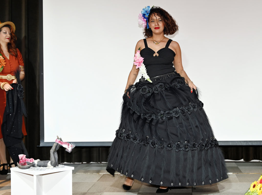 festival pin up nice